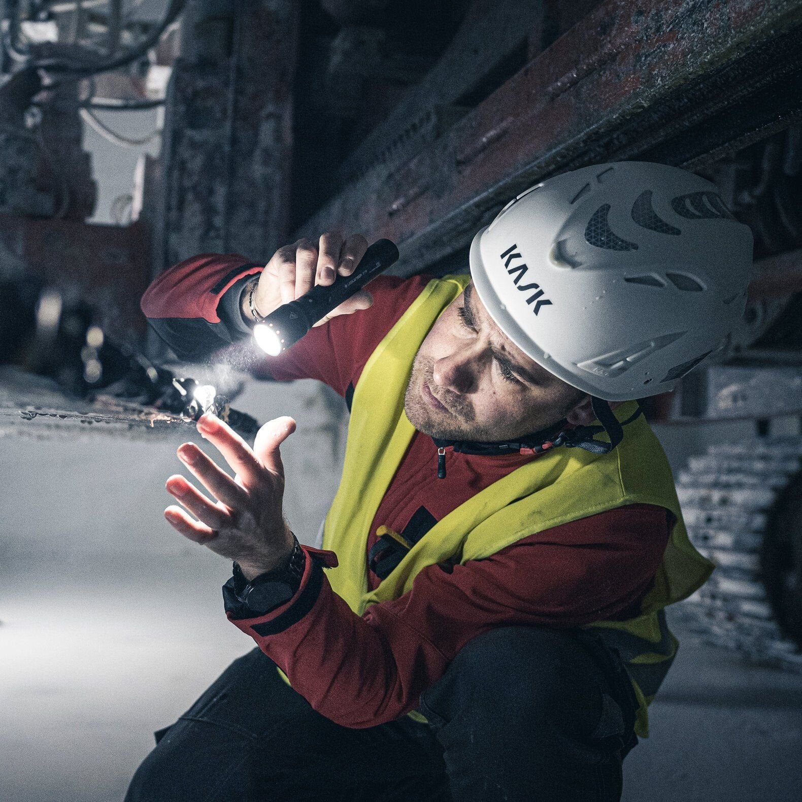 P7 Rechargeable Flashlight - Image 6